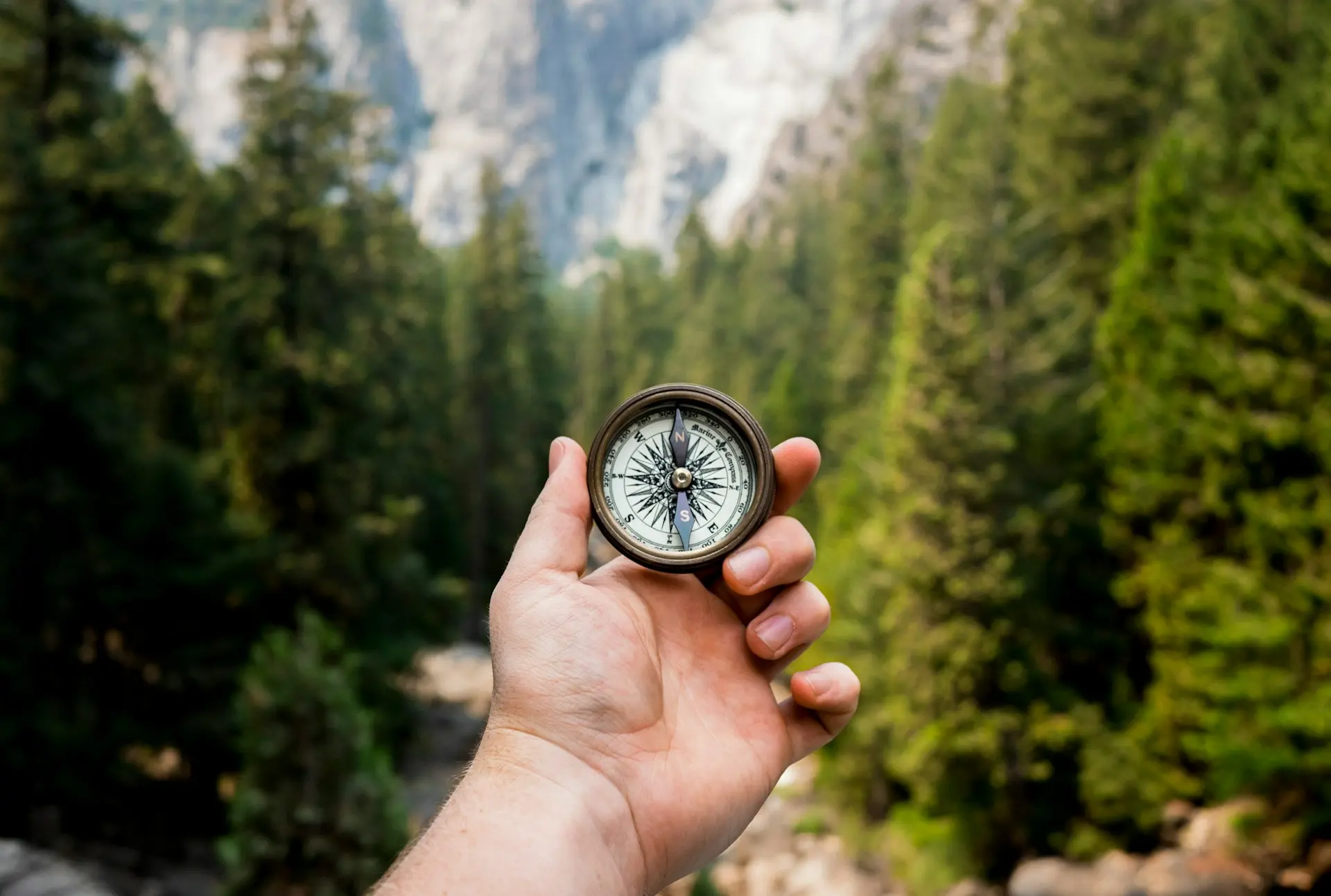 🧘‍♂️ <strong>Bienestar y Equilibrio Personal</strong> → Técnicas para gestionar el estrés, fortalecer la estabilidad emocional y cultivar la serenidad.